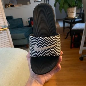 NIKE Zig-Zag Print Slides🏁